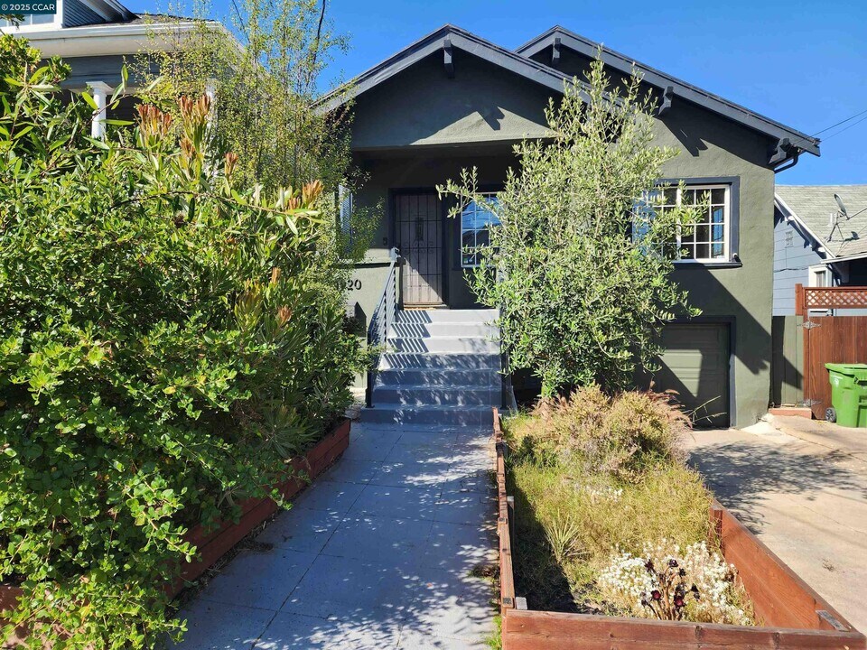 1920 E 24th St in Oakland, CA - Building Photo