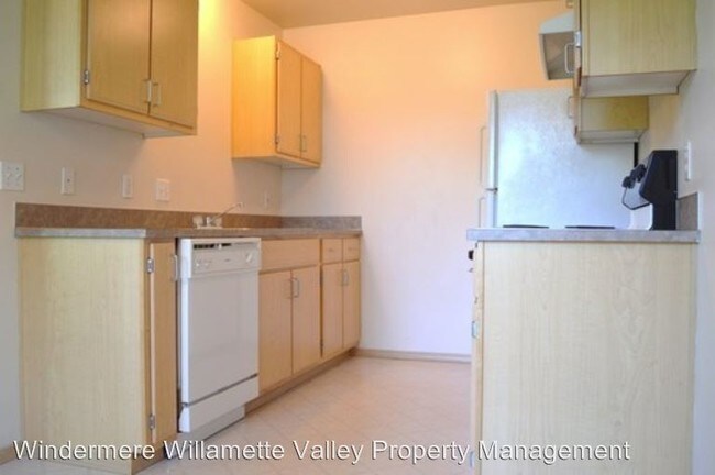 739 Jackson St W in Monmouth, OR - Foto de edificio - Building Photo