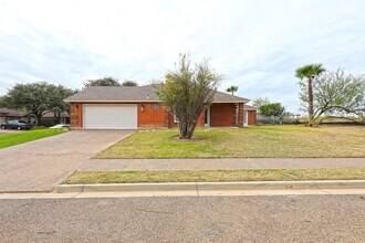 220 Green Jay Ln in Laredo, TX - Building Photo - Building Photo