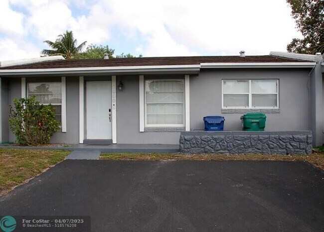 2859 NW 197th Terrace in Miami Gardens, FL - Foto de edificio - Building Photo