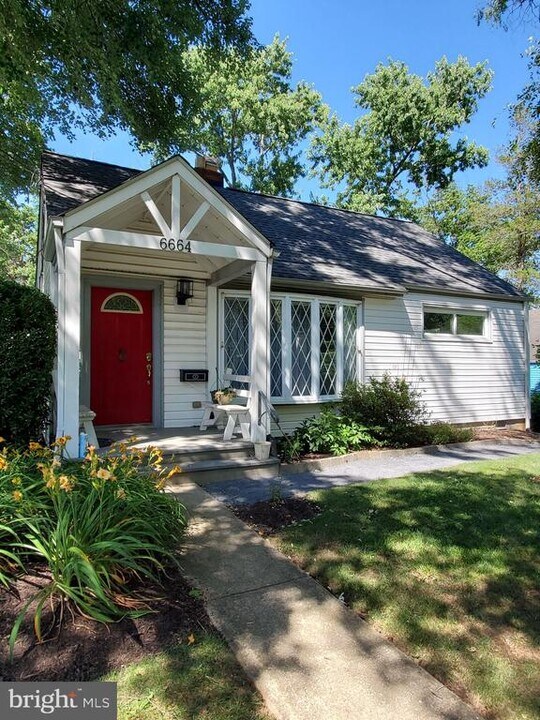 6664 Gouthier Rd in Falls Church, VA - Building Photo