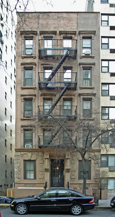 309 E 69th St in New York, NY - Building Photo