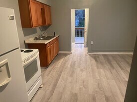 907 Virginia Ave, Unit 2 in Fairmont, WV - Building Photo