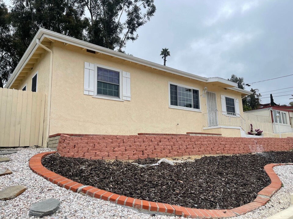 7262 Stanford Ave in La Mesa, CA - Foto de edificio