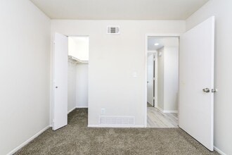 Parkville Place Apartments in Parkville, MO - Foto de edificio - Building Photo