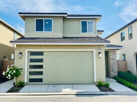 1974 Kelly Ln in Clovis, CA - Building Photo