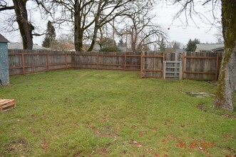 1096 S 6th St in Lebanon, OR - Building Photo - Building Photo