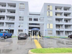 8231 NW 8th St, Unit 2502 in Miami, FL - Building Photo - Building Photo