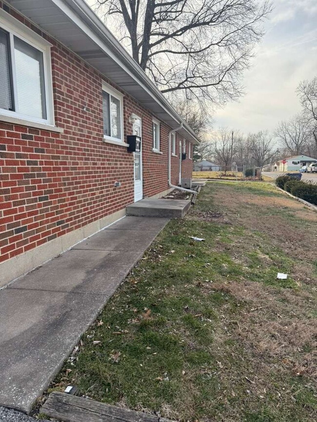 3239 W Milton Ave in Breckenridge Hills, MO - Building Photo - Building Photo