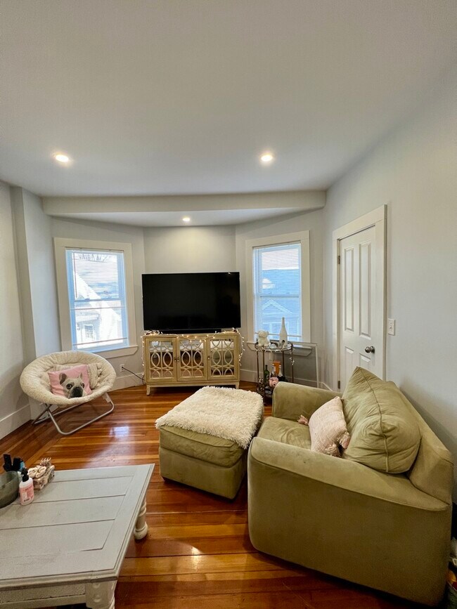 42 Moseley St, Unit #2E in Boston, MA - Building Photo - Building Photo