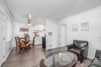 Village Apartments in Downey, CA - Foto de edificio - Interior Photo