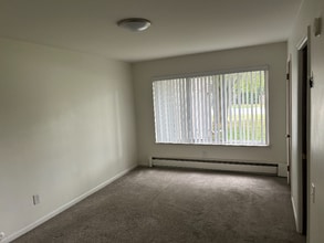 21103 Vernier Rd in Harper Woods, MI - Building Photo - Building Photo