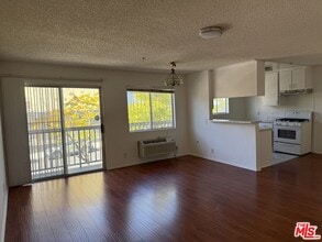 982 S New Hampshire Ave in Los Angeles, CA - Building Photo - Building Photo