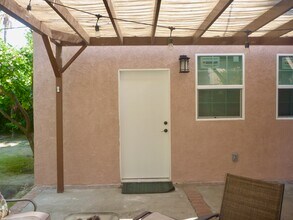 1110 S Wooster St, Unit 1110 Half in Los Angeles, CA - Foto de edificio - Building Photo