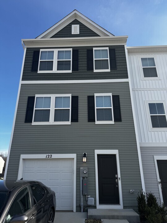 122 Milburn Dr in Martinsburg, WV - Building Photo