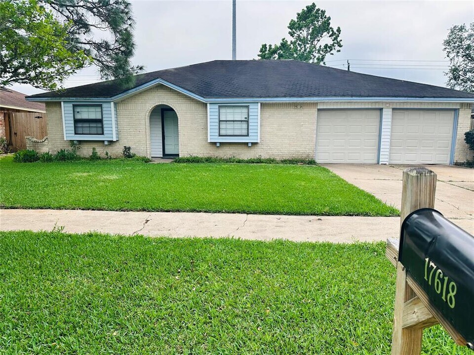 17618 Heritage Bay Dr in Webster, TX - Building Photo