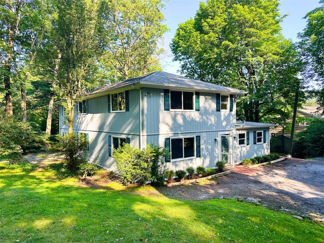 49 Sandy Hill Rd in Oyster Bay, NY - Building Photo - Building Photo