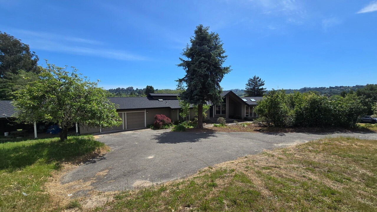 1365 Watertrough Rd in Sebastopol, CA - Building Photo