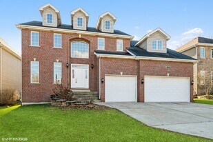 229 Kacie Ct in Westmont, IL - Building Photo