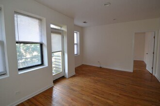 911 W Dakin St, Unit J06W in Chicago, IL - Building Photo - Building Photo