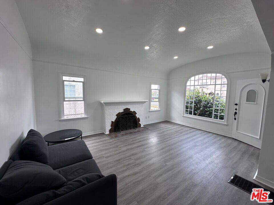 1116 W 64th St in Los Angeles, CA - Foto de edificio