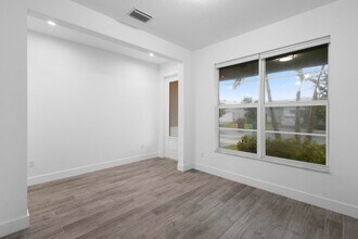 10646 Hensley St in Port St. Lucie, FL - Foto de edificio - Building Photo