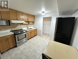 16 Fairty Dr in Markham, ON - Building Photo