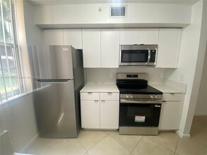 2091 Renaissance Blvd in Miramar, FL - Foto de edificio - Building Photo