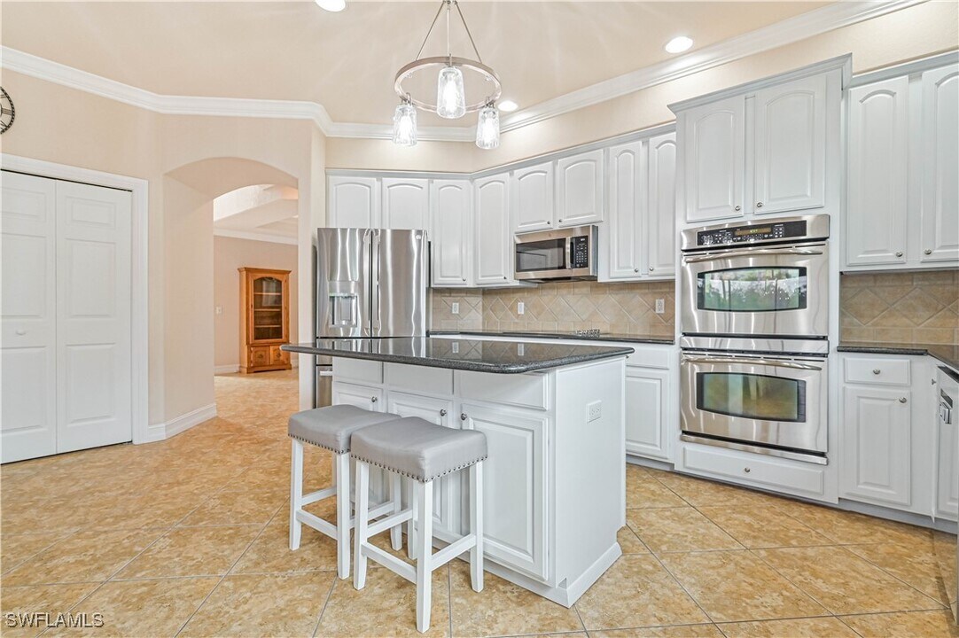 9280 River Otter Dr in Ft. Myers, FL - Foto de edificio