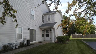 2456 Frost Dr in Aurora, IL - Building Photo