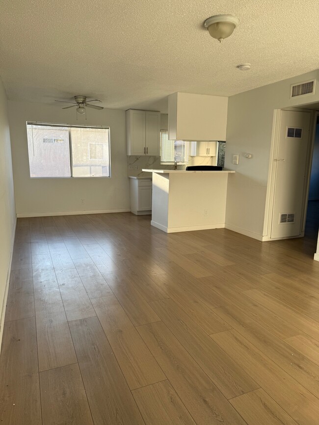 14141 Erwin St in Van Nuys, CA - Foto de edificio - Building Photo