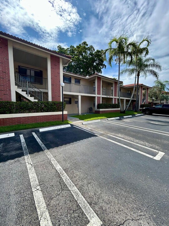 9649 NW 4th St in Coral Springs, FL - Foto de edificio