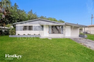 5826 N Farragut Dr in Hollywood, FL - Building Photo