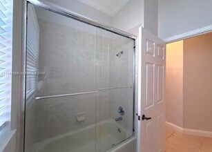 1538 Winterberry Ln in Weston, FL - Foto de edificio - Building Photo