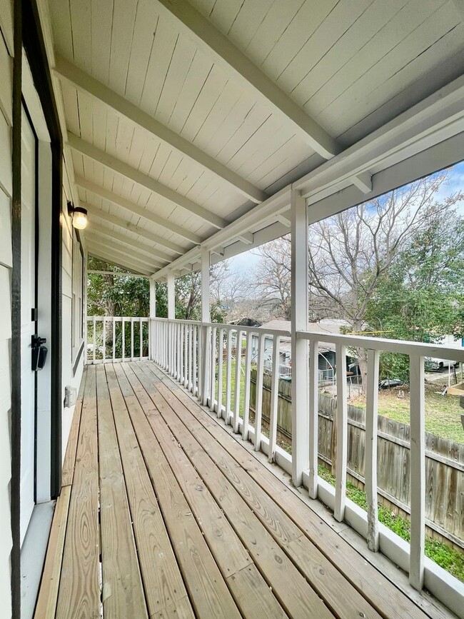 407 Sarah St in San Marcos, TX - Building Photo - Building Photo