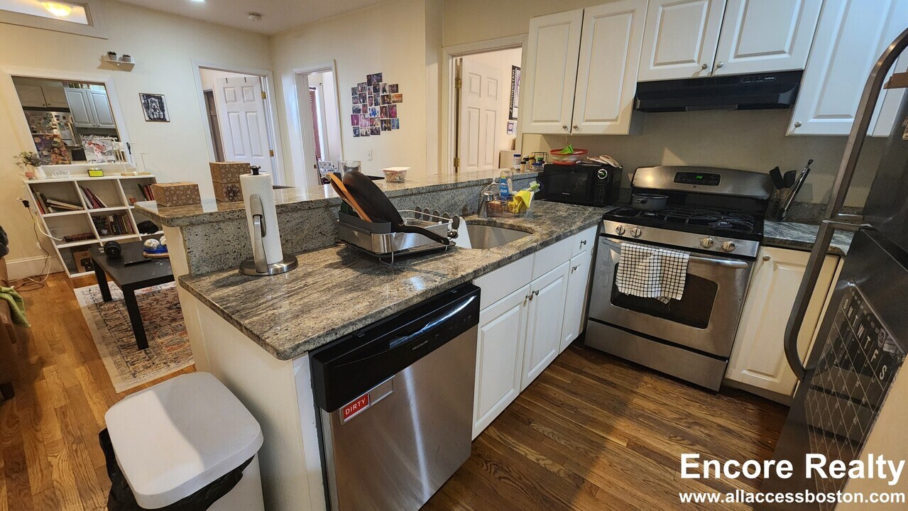 66 Egmont St, Unit 2 in Brookline, MA - Foto de edificio