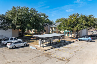 Park North Condominiums in San Marcos, TX - Foto de edificio - Building Photo