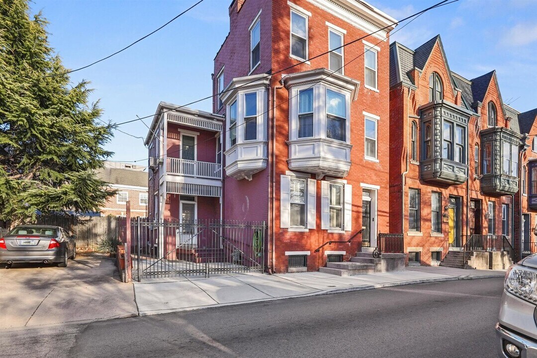 17 S Pine St in York, PA - Building Photo