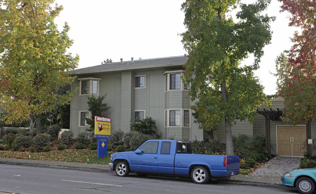 Diamond Head Condominiums in Petaluma, CA - Building Photo - Building Photo