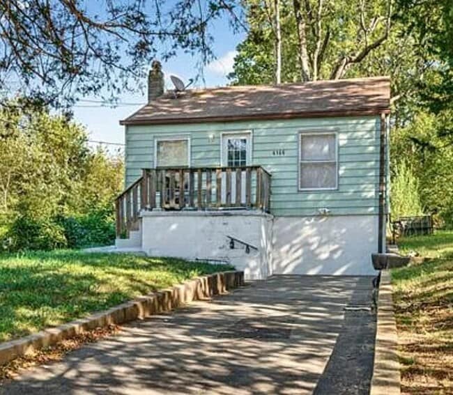 6166 Emerald Ave in Ferguson, MO - Building Photo - Building Photo