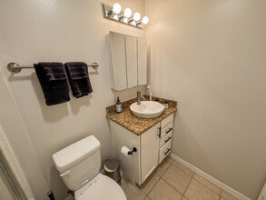 5252 Balboa Arms Dr, Unit 177 in San Diego, CA - Building Photo - Building Photo