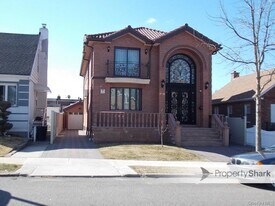 57-12 157th St, Unit First floor Rear in Queens, NY - Building Photo