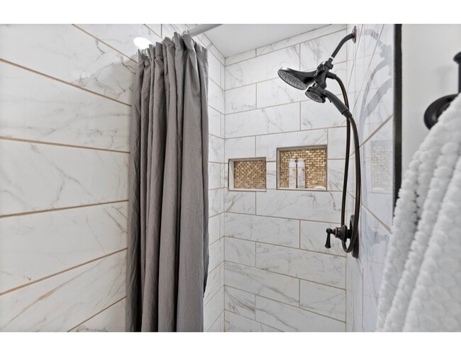 12024 W Cross Dr, Unit 206 in Littleton, CO - Foto de edificio - Building Photo