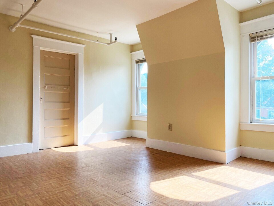 15 Woodcrest Ave in White Plains, NY - Building Photo