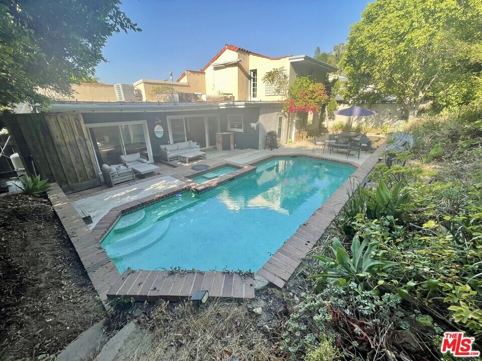 11282 Dona Lola Dr in Los Angeles, CA - Building Photo
