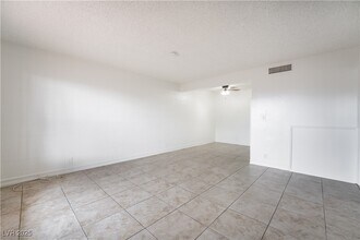 585 S Royal Crest Cir in Las Vegas, NV - Building Photo - Building Photo