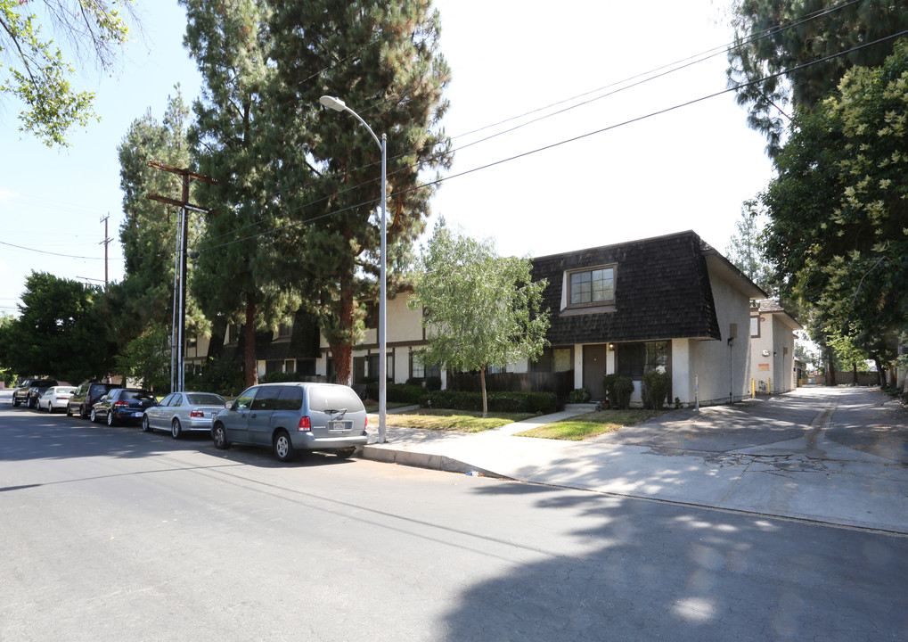 18560 Vanowen St in Reseda, CA - Building Photo