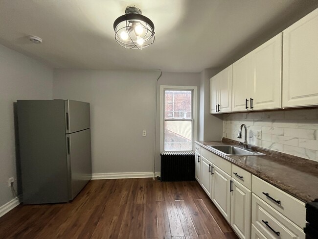 54 Harrison Ave, Unit 4 in Jersey City, NJ - Building Photo - Building Photo