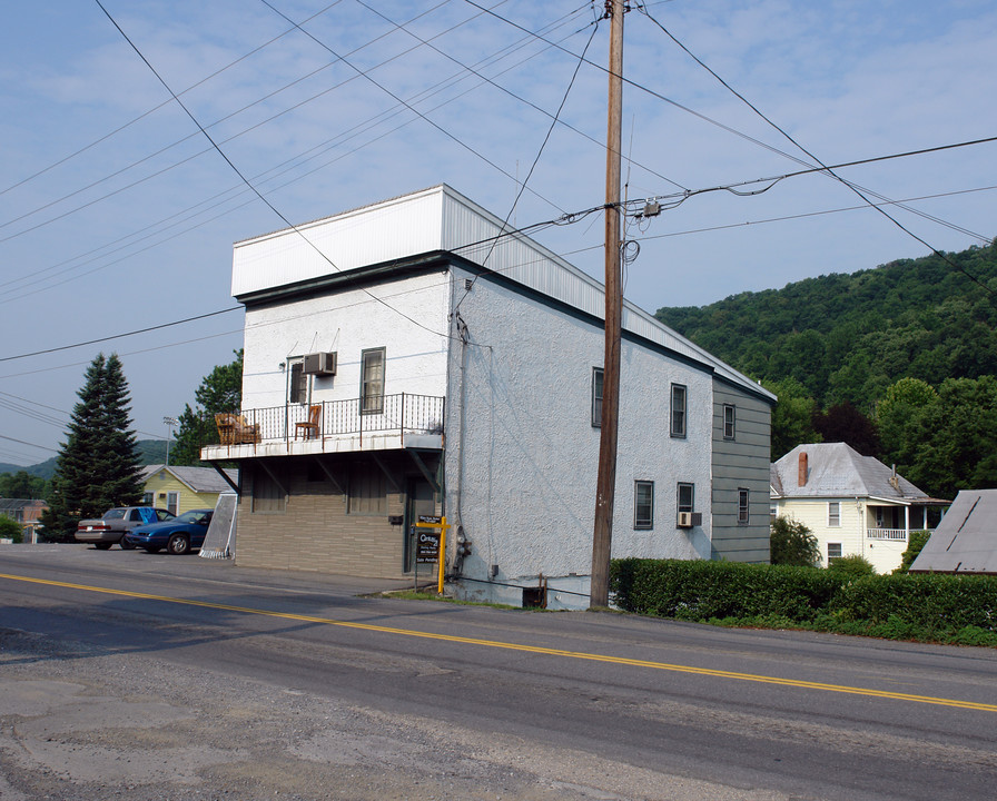 520-524 S Washington St in Berkeley Springs, WV - Foto de edificio