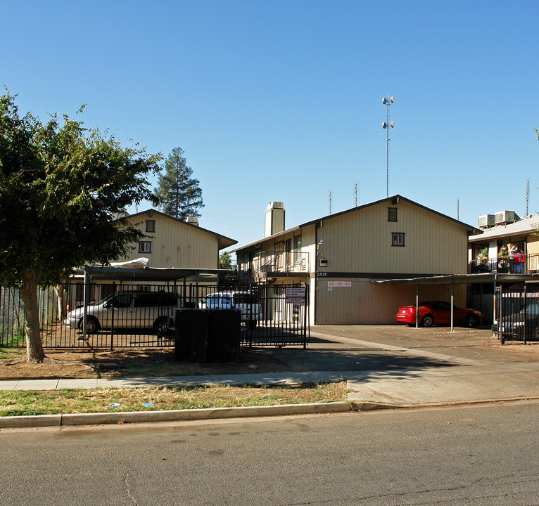 2515 W Fountain Way in Fresno, CA - Foto de edificio